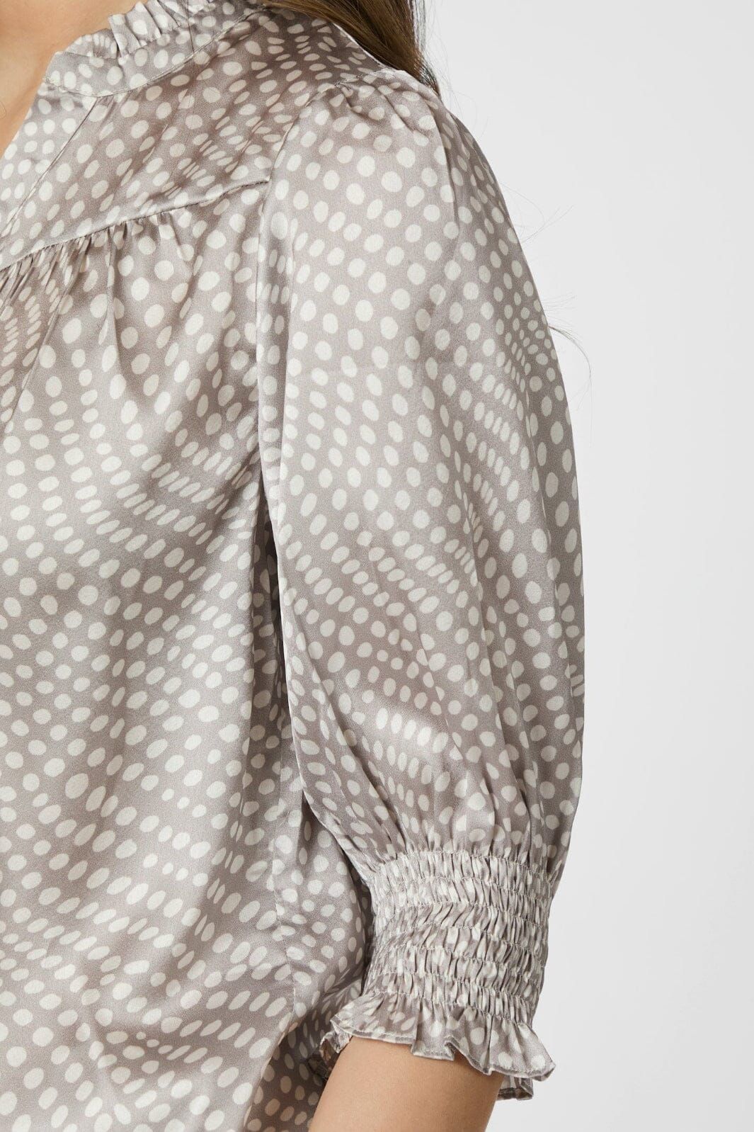 NEO NOIR Diana Vibrant Dot Blouse Light Taupe