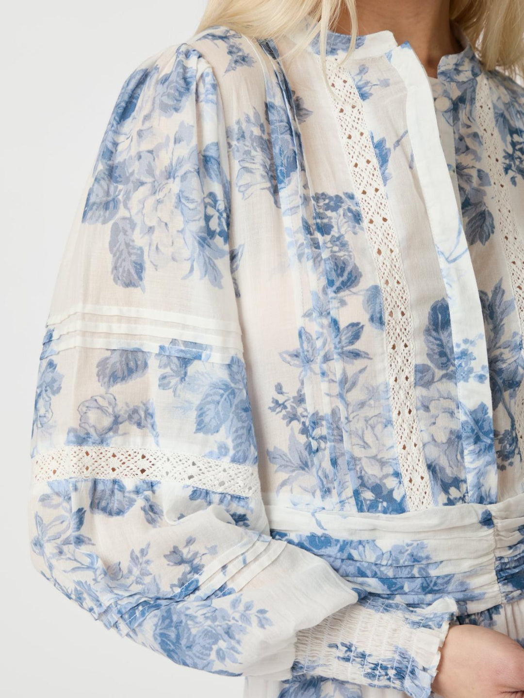 NEO NOIR Columbia Flower Flow Dress Light Blue
